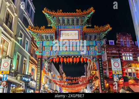 Portail coloré et lanternes chinoises rouges dans Gerrard Street, Chinatown la nuit à Londres, Royaume-Uni Banque D'Images