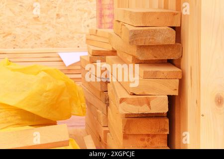 Pile de nouvelles planches de bois. Planches en bois sur chantier. Construction d'une terrasse en bois. Gros plan. Banque D'Images