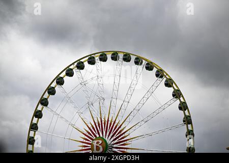 Duesseldorf, Allemagne. 10 juillet 2024. Des nuages dérivent au-dessus de la grande roue sur le terrain de la foire du Rhin Düsseldorf. La Foire du Rhin a lieu à Düsseldorf du 12 au 21 juillet. Crédit : Federico Gambarini/dpa/Alamy Live News Banque D'Images