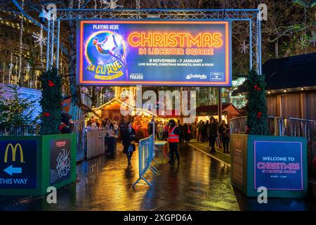 Marché de Noël la nuit à Leicester Square à Londres, Royaume-Uni Banque D'Images