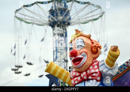 Duesseldorf, Allemagne. 10 juillet 2024. Promenades sur le terrain de la Foire du Rhin de Düsseldorf. La Foire du Rhin à Düsseldorf a lieu du 12 au 21 juillet. Crédit : Federico Gambarini/dpa/Alamy Live News Banque D'Images