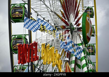 Duesseldorf, Allemagne. 10 juillet 2024. Promenades sur le terrain de la Foire du Rhin de Düsseldorf. La Foire du Rhin à Düsseldorf a lieu du 12 au 21 juillet. Crédit : Federico Gambarini/dpa/Alamy Live News Banque D'Images