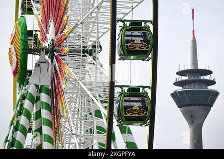 Duesseldorf, Allemagne. 10 juillet 2024. Une grande roue se dresse sur le terrain de la Foire du Rhin de Düsseldorf. La Foire du Rhin a lieu à Düsseldorf du 12 au 21 juillet. Crédit : Federico Gambarini/dpa/Alamy Live News Banque D'Images