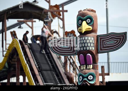 Duesseldorf, Allemagne. 10 juillet 2024. Les ouvriers montent une promenade sur le terrain de la foire du Rhin de Düsseldorf. La Foire du Rhin à Düsseldorf a lieu du 12 au 21 juillet. Crédit : Federico Gambarini/dpa/Alamy Live News Banque D'Images