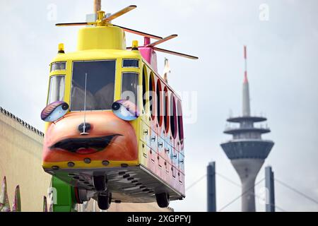 Duesseldorf, Allemagne. 10 juillet 2024. Un tour est situé sur le terrain de la Foire du Rhin de Düsseldorf. La Foire du Rhin à Düsseldorf a lieu du 12 au 21 juillet. Crédit : Federico Gambarini/dpa/Alamy Live News Banque D'Images