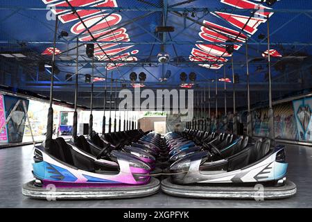 Duesseldorf, Allemagne. 10 juillet 2024. Les voitures d'une voiture pare-chocs se tiennent sur le terrain de la Foire du Rhin de Düsseldorf. La Foire du Rhin à Düsseldorf a lieu du 12 au 21 juillet. Crédit : Federico Gambarini/dpa/Alamy Live News Banque D'Images