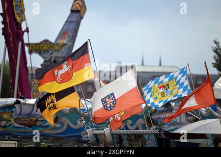 Duesseldorf, Allemagne. 10 juillet 2024. Des drapeaux flottent sur le terrain de la Foire du Rhin de Düsseldorf. La Foire du Rhin a lieu à Düsseldorf du 12 au 21 juillet. Crédit : Federico Gambarini/dpa/Alamy Live News Banque D'Images