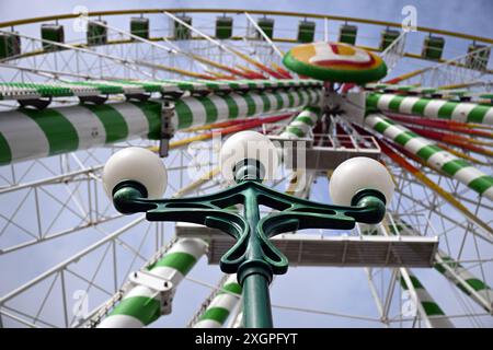 Duesseldorf, Allemagne. 10 juillet 2024. Une grande roue se dresse sur le terrain de la Foire du Rhin de Düsseldorf. La Foire du Rhin a lieu à Düsseldorf du 12 au 21 juillet. Crédit : Federico Gambarini/dpa/Alamy Live News Banque D'Images