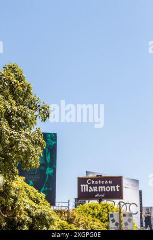 L'emblématique enseigne Chateau Marmont Hotel sur Sunset Boulevard avec des panneaux d'affichage de luxe et un feuillage vert ; célèbre monument hollywoodien à Los Angeles en Californie Banque D'Images
