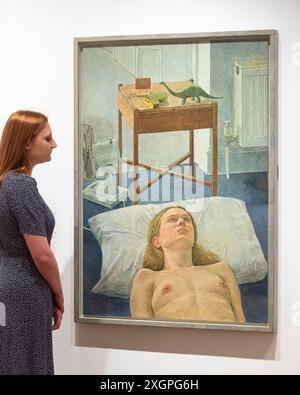 Londres, Royaume-Uni. 10 juillet 2024. Un membre du personnel avec « Jacqueline with Still Life », 2020 par Antony Williams, 1er prix, lors d’une avant-première du Herbert Smith Freehills Portrait Award 2024. Le prix de peinture annuel revient à la National Portrait Gallery pour la première fois depuis 2019, avec 50 portraits d'une sélection internationale d'artistes. Présentant le meilleur du portrait contemporain, les œuvres sont exposées du 11 juillet au 27 octobre 2024. Credit : Stephen Chung / Alamy Live News Banque D'Images