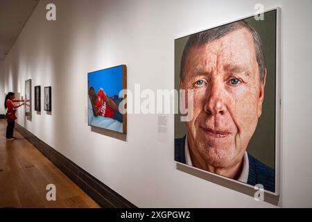 Londres, Royaume-Uni. 10 juillet 2024. (R) 'Francis', 2024, par Stephen Johnston en avant-première du Herbert Smith Freehills Portrait Award 2024. Le prix de peinture annuel revient à la National Portrait Gallery pour la première fois depuis 2019, avec 50 portraits d'une sélection internationale d'artistes. Présentant le meilleur du portrait contemporain, les œuvres sont exposées du 11 juillet au 27 octobre 2024. Credit : Stephen Chung / Alamy Live News Banque D'Images