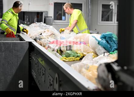 IMAGE THÉMATIQUE - projet 'image du futur' : L'usine de tri des plastiques la plus moderne d'Europe est située à Enns (haute-Autriche), photo prise le lundi 1er juillet 2024. L’usine peut traiter 20 tonnes par heure, ce qui donne à TriPlast une capacité annuelle de 100 000 tonnes d’emballages plastiques et métalliques. Sur la photo : employés debout sur les tapis roulants - 20240701 PD17842 crédit : APA-PictureDesk/Alamy Live News Banque D'Images