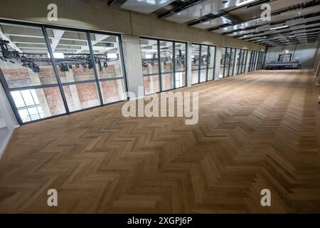 Munich, Allemagne. 10 juillet 2024. La salle de fête du centre culturel Bergson Kunstkraftwerk dans le quartier Aubing. Crédit : Peter Kneffel/dpa/Alamy Live News Banque D'Images