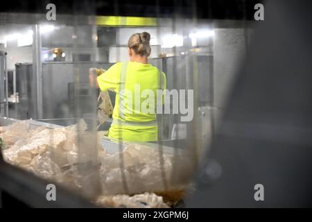 IMAGE THÉMATIQUE - projet 'image du futur' : L'usine de tri des plastiques la plus moderne d'Europe est située à Enns (haute-Autriche), photo prise le lundi 1er juillet 2024. L’usine peut traiter 20 tonnes par heure, ce qui donne à TriPlast une capacité annuelle de 100 000 tonnes d’emballages plastiques et métalliques. Sur l'image : employés debout aux tapis transporteurs - 20240701 PD17840 Banque D'Images