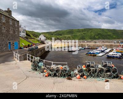 Bateaux dans le port de Gardenstown dans l'Aberdeenshire, Écosse, Royaume-Uni. Banque D'Images