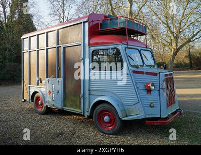 Fourgonnette classique Citroën H-type convertie garée. Banque D'Images