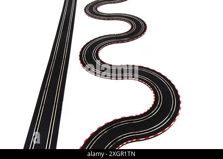 piste de course de voiture de fente de jouet isolé sur le fond blanc Banque D'Images