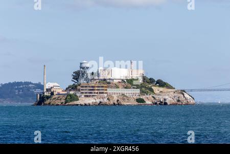 Île d'Alcatraz depuis un bateau sur la baie de San Fransisco Banque D'Images