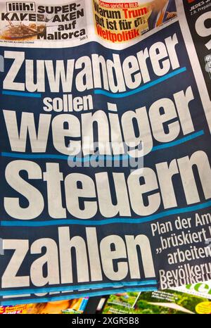 BILD Zeitung, Titelseite. Titelstory, Headline bzw Schlagzeile vom 9. Juillet 2024 : Zuwanderer sollen weniger Steuern zahlen. Plan der Ampel brüskiert die hart arbeitende Bevölkerung *** journal BILD, couverture de la page couverture, titre du 9 juillet 2024 les immigrants devraient payer moins d'impôts plan de feux de circulation snobs la population travailleuse Banque D'Images