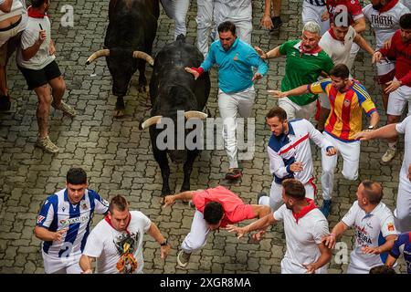 Pampelune, Espagne. 10 juillet 2024. Un jeune garçon tombe devant le taureau dans la quatrième course des taureaux des festivités de San Fermín 2024. Le ranch de bétail Fuente Ymbro a joué dans la quatrième course des taureaux de San Fermín 2024 à Pampelune. C'était une course immaculée et rapide. Crédit : SOPA images Limited/Alamy Live News Banque D'Images