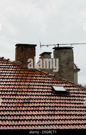 Jour pluvieux. Toit de briques sous la pluie Banque D'Images