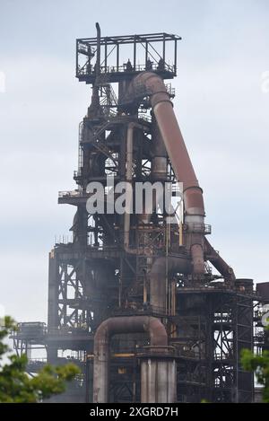 Les photos montrent Tata Steel Works, Port Talbot, un haut fourneau restant en fonctionnement à côté de celui fermé le 5 juillet 2024. Banque D'Images