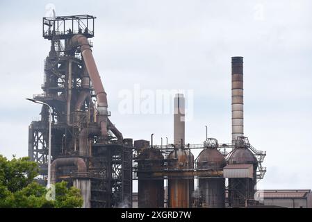 Les photos montrent Tata Steel Works, Port Talbot, un haut fourneau restant en fonctionnement à côté de celui fermé le 5 juillet 2024. Banque D'Images