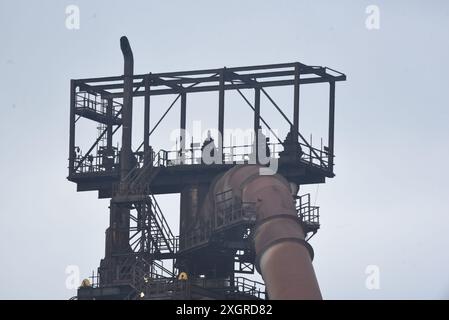 Les photos montrent Tata Steel Works, Port Talbot, un haut fourneau restant en fonctionnement à côté de celui fermé le 5 juillet 2024. Banque D'Images