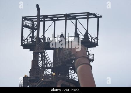 Les photos montrent Tata Steel Works, Port Talbot, un haut fourneau restant en fonctionnement à côté de celui fermé le 5 juillet 2024. Banque D'Images