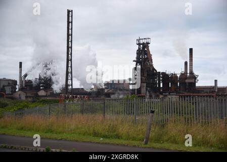 Les photos montrent Tata Steel Works, Port Talbot, un haut fourneau restant en fonctionnement à côté de celui fermé le 5 juillet 2024. Banque D'Images