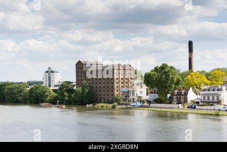 Mortlake Brewery, l'ancienne brasserie Stag, sur la Tamise, Mortlake, Londres, Angleterre, Royaume-Uni Banque D'Images