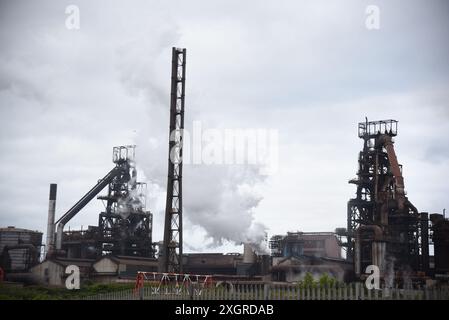 Les photos montrent Tata Steel Works, Port Talbot, un haut fourneau restant en fonctionnement à côté de celui fermé le 5 juillet 2024. Banque D'Images