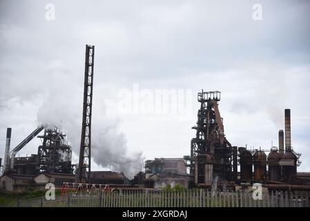 Les photos montrent Tata Steel Works, Port Talbot, un haut fourneau restant en fonctionnement à côté de celui fermé le 5 juillet 2024. Banque D'Images