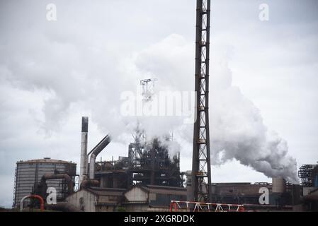 Les photos montrent Tata Steel Works, Port Talbot, un haut fourneau restant en fonctionnement à côté de celui fermé le 5 juillet 2024. Banque D'Images