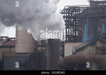 Les photos montrent Tata Steel Works, Port Talbot, un haut fourneau restant en fonctionnement à côté de celui fermé le 5 juillet 2024. Banque D'Images