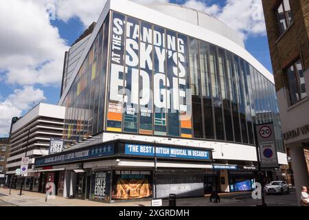 Debout à la publicité Sky's Edge devant le Gillian Lynne Theatre, Drury Lane, Londres, WC2, Angleterre, ROYAUME-UNI Banque D'Images