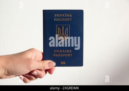 Passeport ukrainien bleu dans la main Banque D'Images