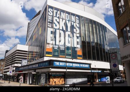 Debout à la publicité Sky's Edge devant le Gillian Lynne Theatre, Drury Lane, Londres, WC2, Angleterre, ROYAUME-UNI Banque D'Images