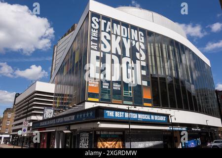 Debout à la publicité Sky's Edge devant le Gillian Lynne Theatre, Drury Lane, Londres, WC2, Angleterre, ROYAUME-UNI Banque D'Images