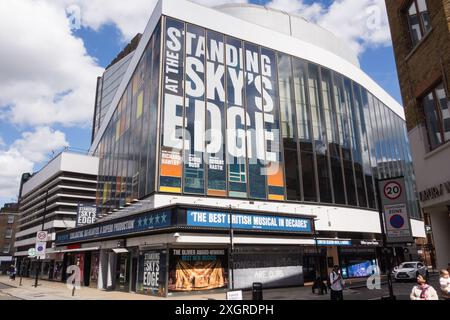 Debout à la publicité Sky's Edge devant le Gillian Lynne Theatre, Drury Lane, Londres, WC2, Angleterre, ROYAUME-UNI Banque D'Images