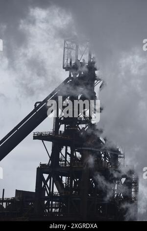 Les photos montrent Tata Steel Works, Port Talbot, un haut fourneau restant en fonctionnement à côté de celui fermé le 5 juillet 2024. Banque D'Images