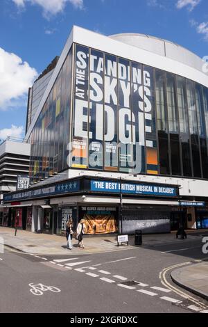 Debout à la publicité Sky's Edge devant le Gillian Lynne Theatre, Drury Lane, Londres, WC2, Angleterre, ROYAUME-UNI Banque D'Images