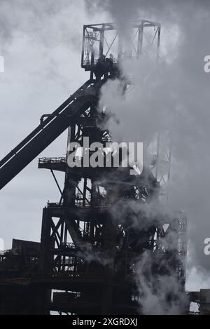 Les photos montrent Tata Steel Works, Port Talbot, un haut fourneau restant en fonctionnement à côté de celui fermé le 5 juillet 2024. Banque D'Images