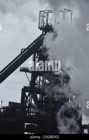 Les photos montrent Tata Steel Works, Port Talbot, un haut fourneau restant en fonctionnement à côté de celui fermé le 5 juillet 2024. Banque D'Images