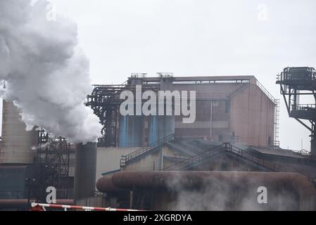 Les photos montrent Tata Steel Works, Port Talbot, un haut fourneau restant en fonctionnement à côté de celui fermé le 5 juillet 2024. Banque D'Images