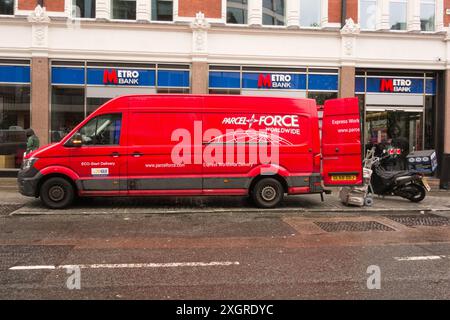 Gros plan d'un fourgon de livraison Red Parcel Force Worldwide devant une Metro Bank dans le centre de Londres, Angleterre, Royaume-Uni Banque D'Images