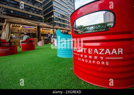 Vue rapprochée à faible angle des mots « Night Bazaar », quartier de Paya Lebar, Singapour Banque D'Images