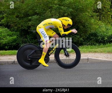 Yellow JerseyTadej Pogačar, Émirats arabes Unis défendant son avance dans le contre-montre de l'étape 7 du Tour de France 2024 de nuits-Saint-Georges à Gevrey-Chambertin Banque D'Images