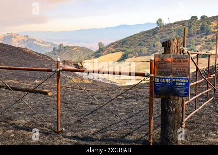 8 juillet 2024, Santa Ynez, Californie, États-Unis : interdiction d'intrusion, aucun signe d'arme à feu à la porte du ranch de terre brûlée avec brume fumée de feu de lac en arrière-plan, près de Santa Ynez, Californie le 8 juillet 2024 (crédit image : © Amy Katz/ZUMA Press Wire) USAGE ÉDITORIAL SEULEMENT! Non destiné à UN USAGE commercial ! Banque D'Images