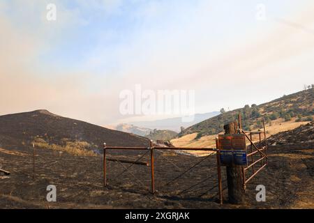 8 juillet 2024, Santa Ynez, Californie, États-Unis : interdiction d'intrusion, aucun signe d'arme à feu à la porte du ranch de terre brûlée avec brume fumée de feu de lac en arrière-plan, près de Santa Ynez, Californie le 8 juillet 2024 (crédit image : © Amy Katz/ZUMA Press Wire) USAGE ÉDITORIAL SEULEMENT! Non destiné à UN USAGE commercial ! Banque D'Images